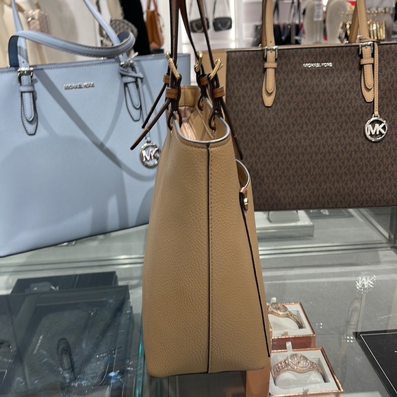 MICHAEL KORS JET SET TRAVEL MEDIUM DOUBLE POCKET TOTE NON-LEATHER VEGAN 
CAMEL - Picture 4 of 16